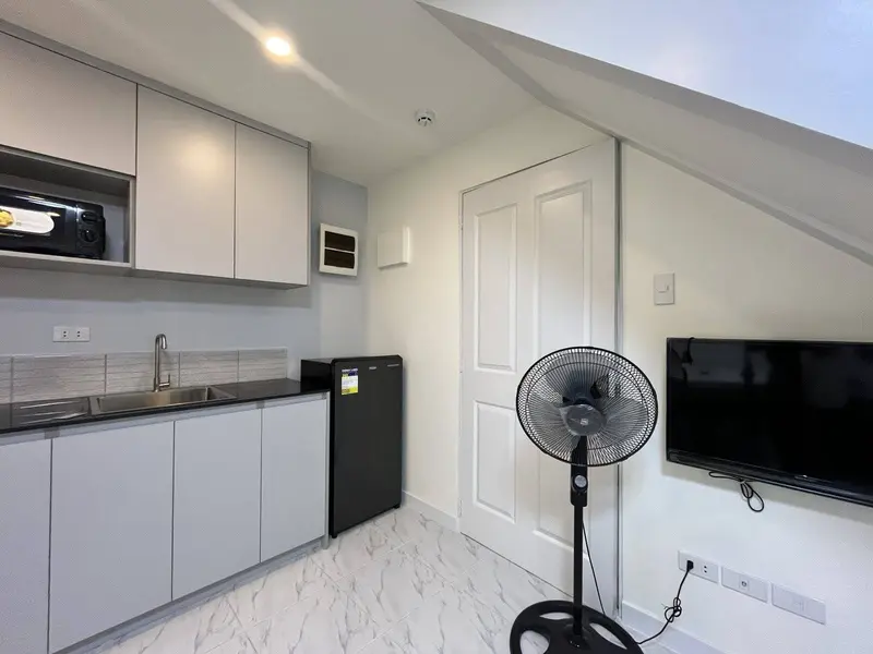 2-bedroom condo for rent in Victoria de Makati, photo 2