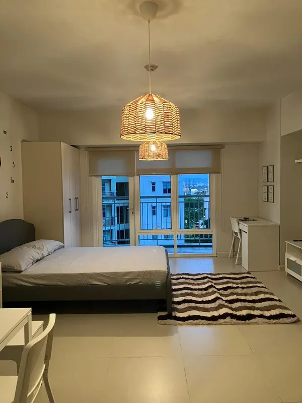 스튜디오 · Red Oak at Two Serendra