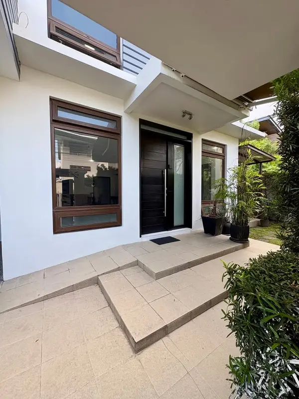 5-bedroom house and lot for sale in Merville Village, photo 2