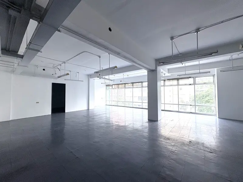 Office for lease in 818 Building, photo 2
